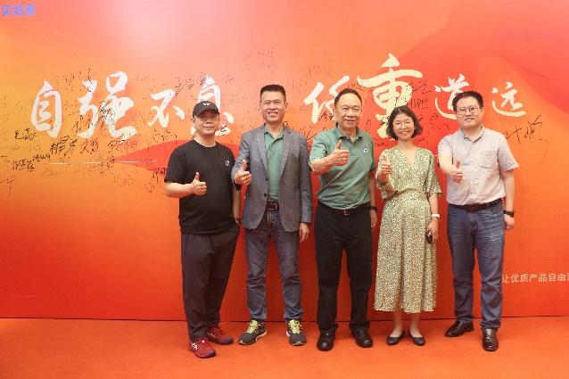 一群人站在画前合影描述已自动生成