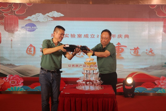 图片包含 室内, 站, 男人, 桌子描述已自动生成