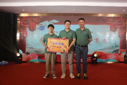 图片包含 室内, 天花板, 站, 人描述已自动生成